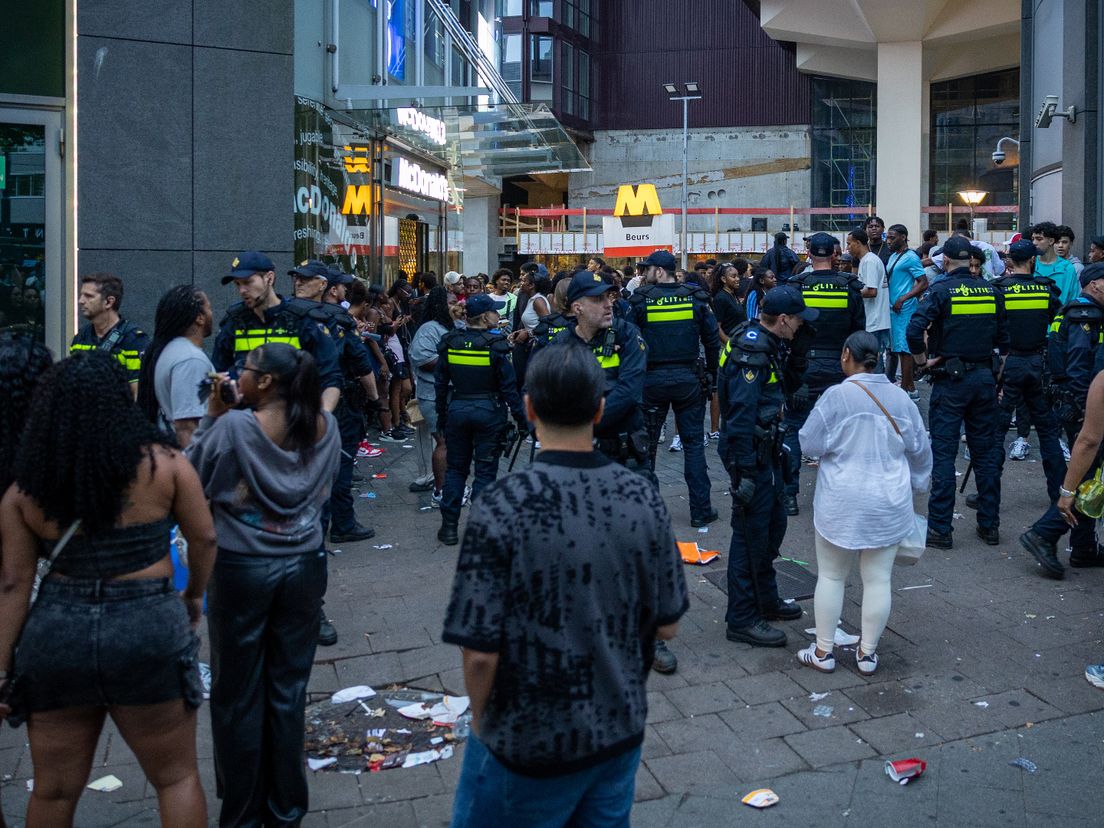 Drukte bij metro Beurs na afloop van Zomercarnaval.