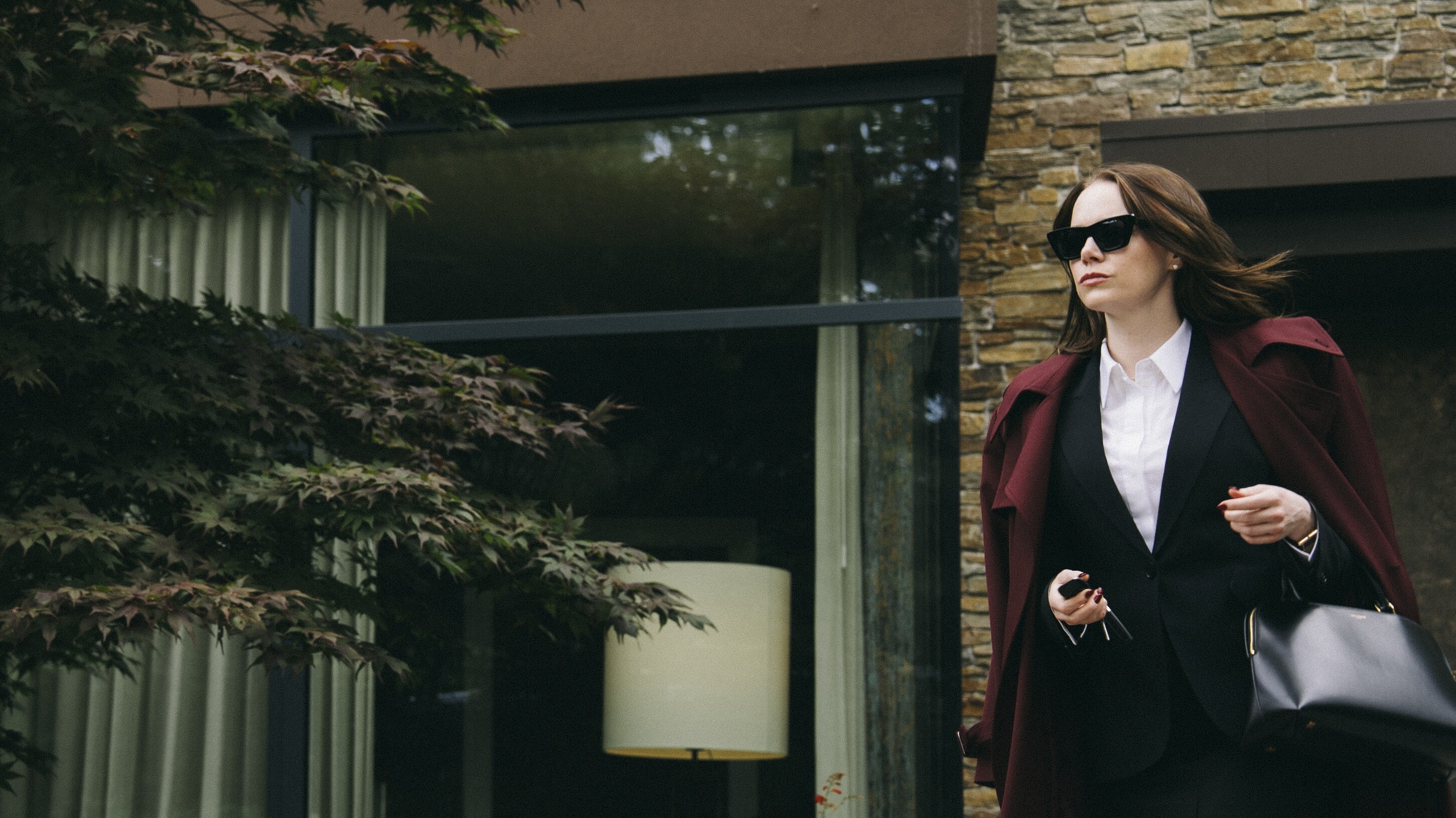 Emma Stone yn Bugonia