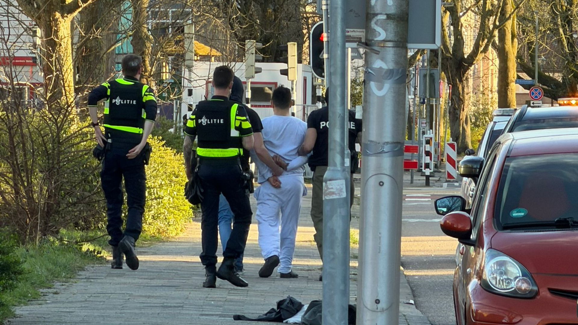 Klopjacht op ontsnapte gevangene met vuurwapen komt na uren tot een einde: 'Het was wel even spannen