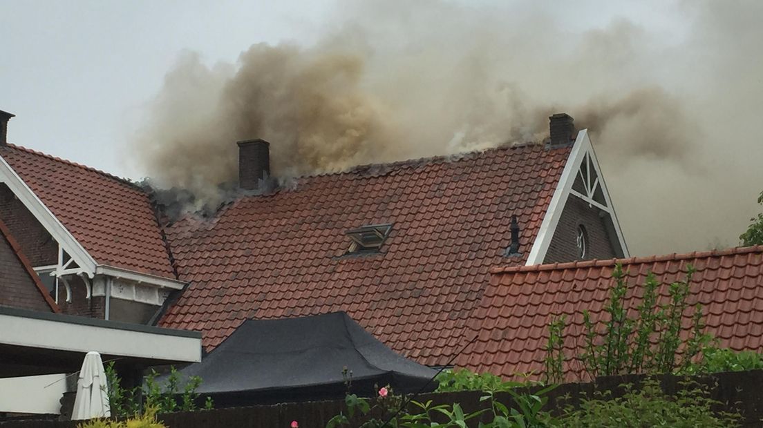 In Kerkdriel is de bovenverdieping van een huis aan de Maasbandijk door brand onbewoonbaar geworden. De brand is ontstaan door blikseminslag.