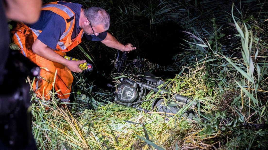 De motorrijder en de passagier kwamen bij het ongeval in het water terecht.