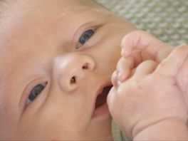 Moeders stoppen steeds vaker met borstvoeding: "Het kan voelen als falen, als het niet lukt"
