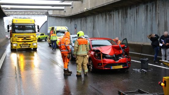 Kettingbotsing in de Beneluxtunnel zorgt voor lange file vanuit Den Haag. Kettingbotsing in de Beneluxtunnel zorgt voor lange file vanuit Den Haag.