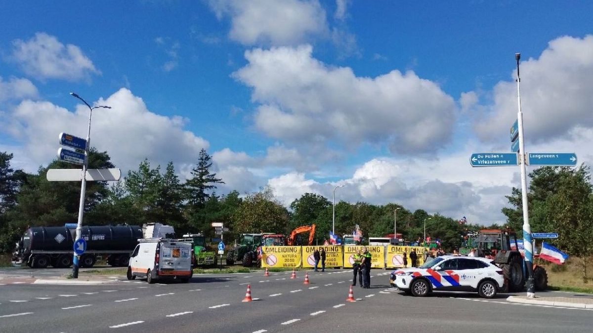 Politie regelt verkeer bij boerenprotest op N343