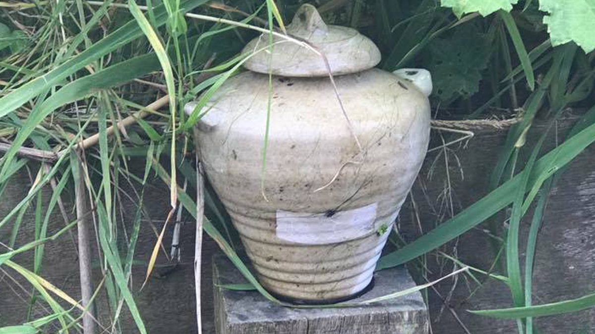 Van wie is de urn in het water bij Wehe-den Hoorn?