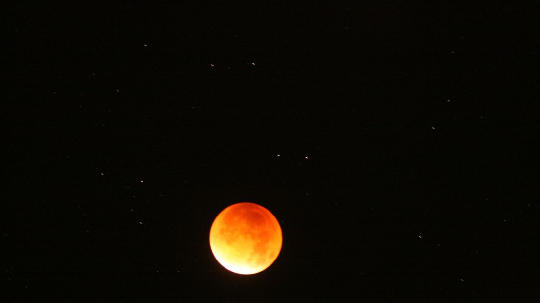 De wekker ging vroeg, heel vroeg voor een aantal Gelderlanders. Zij stonden afgelopen nacht op voor de superbloedmaan. Met een warm dekentje en een fotocamera trotseerden velen de kou voor een foto van de maansverduistering.