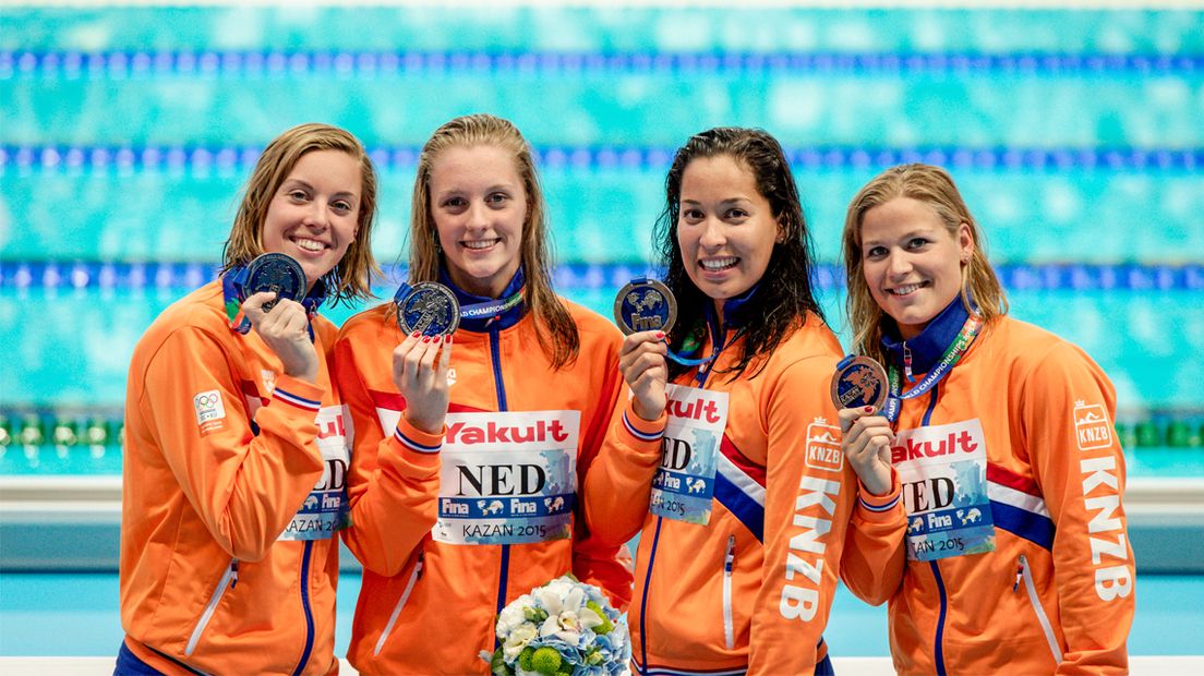 Nederlandse estafetteploeg 4x100 meter met Femke Heemskerk (l) wint zilver op WK in Kazan.