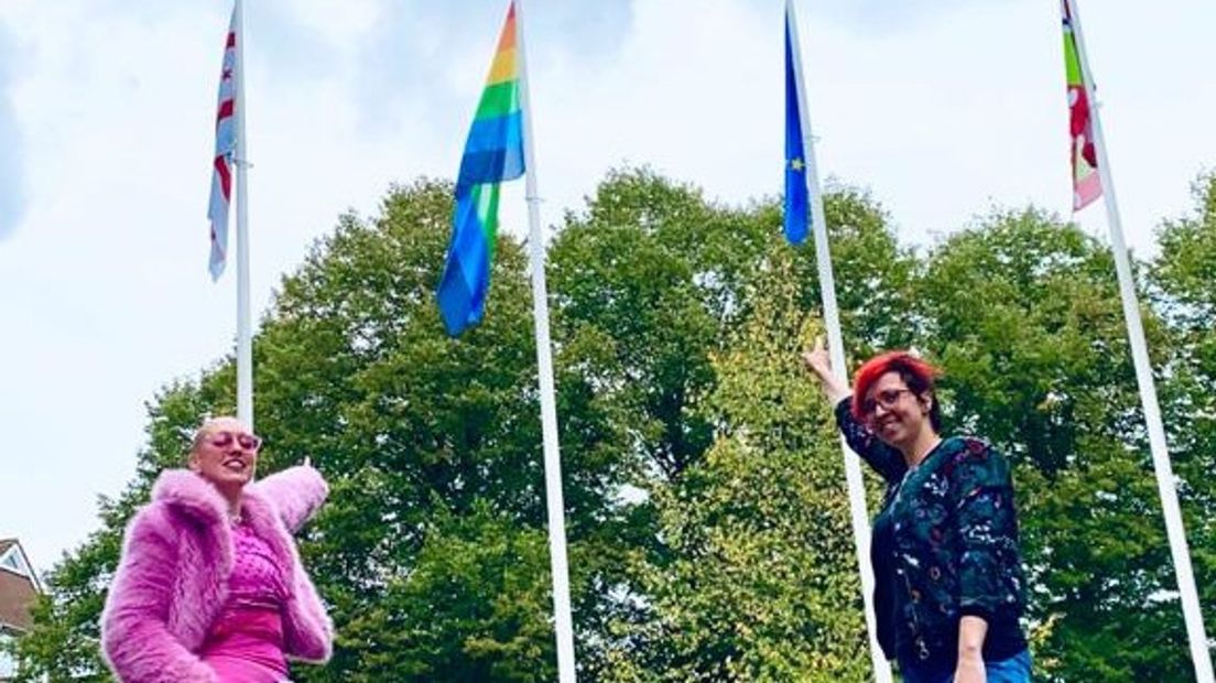 Renske Claas en Anouk de Vlieg uit Meppel bij de regenboogvlaggen