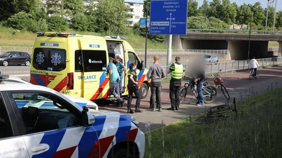 Vertraging op A58 door een ongeluk, rijstrook dicht • Twee fietsers met spoed naar ziekenhuis nadat ze zijn geschept door auto Vertraging op A58 door een ongeluk, rijstrook dicht • Twee fietsers met spoed naar ziekenhuis nadat ze zijn geschept door auto