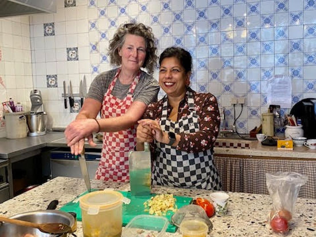 Tineke de Lange en Sandra van Houwelingen koken plantaardig voor Holi en de Week zonder vlees, vis en zuivel