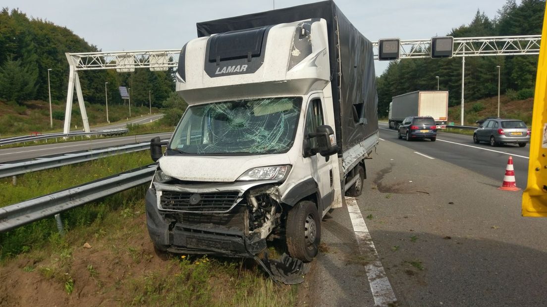 Op de A50 is donderdagmiddag een ongeluk gebeurd ter hoogte van de afrit Loenen. Door onbekende oorzaak waren een vrachtwagentje en personenauto met elkaar in botsing gekomen. De auto was op de voorkant van de vrachtwagen beland.