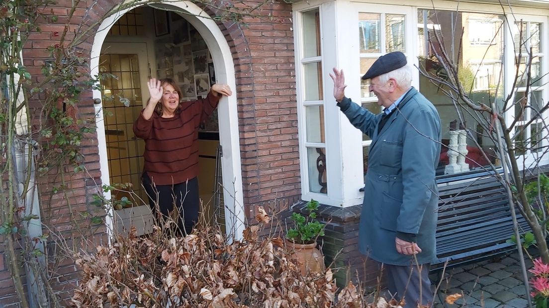 Melkboer Adriaan van Vulpen (74) kreeg vanmorgen een hartverwarmend onthaal van bewoners van de Utrechtse wijk Tuindorp.