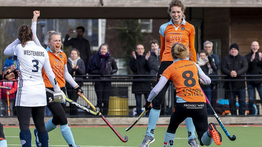 Willemijn Bos springt het hoogst bij GHHC na haar winnende goal vlak voor tijd