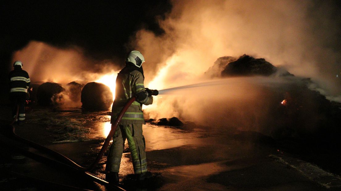 Hooibalen in het park werden in brand gestoken.