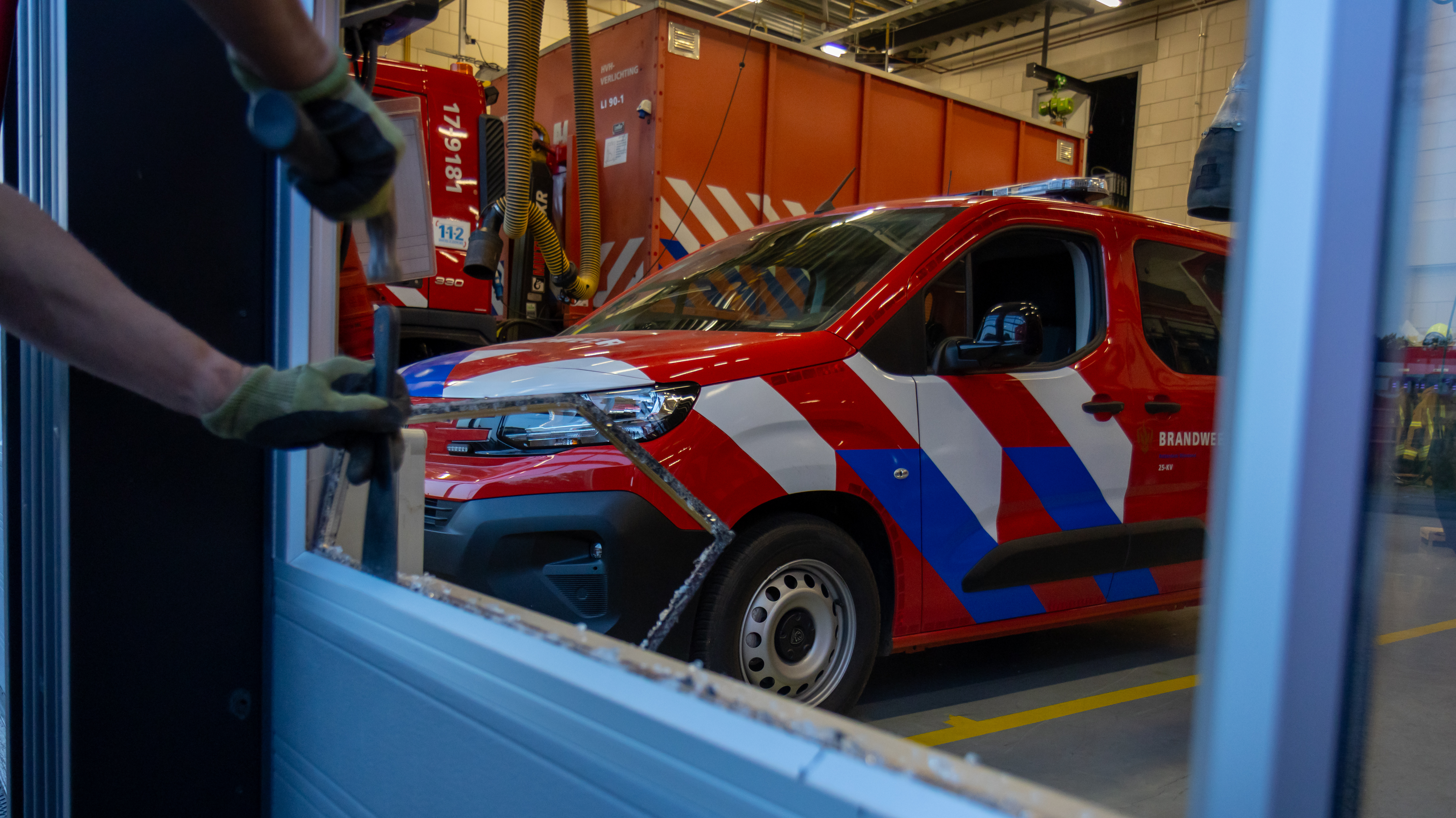 De inbrekers kwamen binnen door een ruit van de roldeur in te slaan.