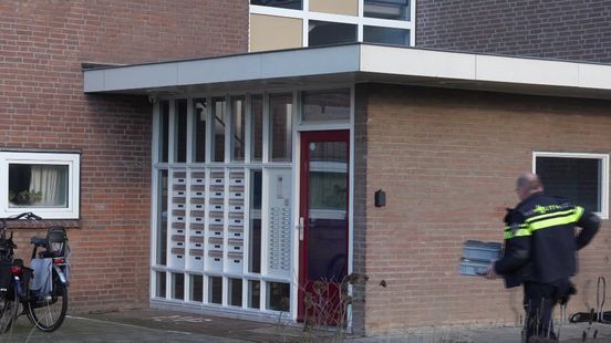 Politie en defensie doen onderzoek in flat in Meppel