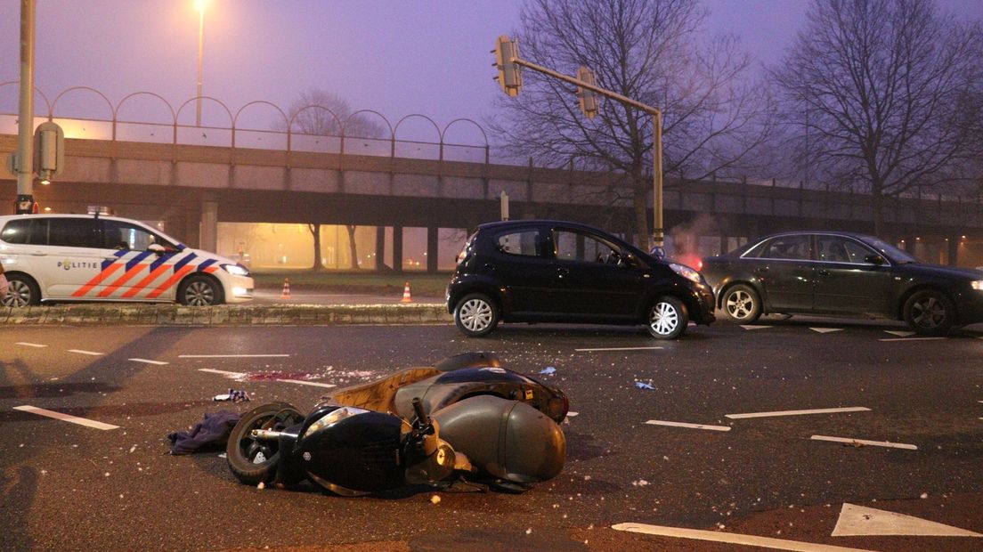 Voorbijgangers stopten om te helpen.