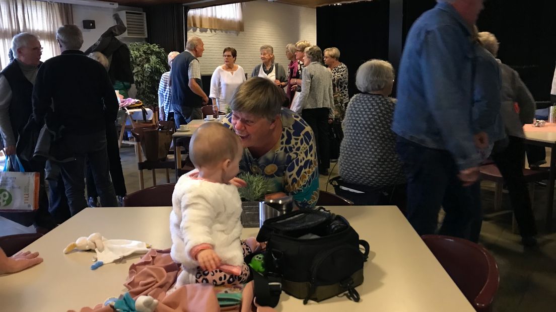 Jong en oud genieten tijdens de open dag in wijkcentrum Angelslo
(Rechten: Steven Stegen / RTV Drenthe)