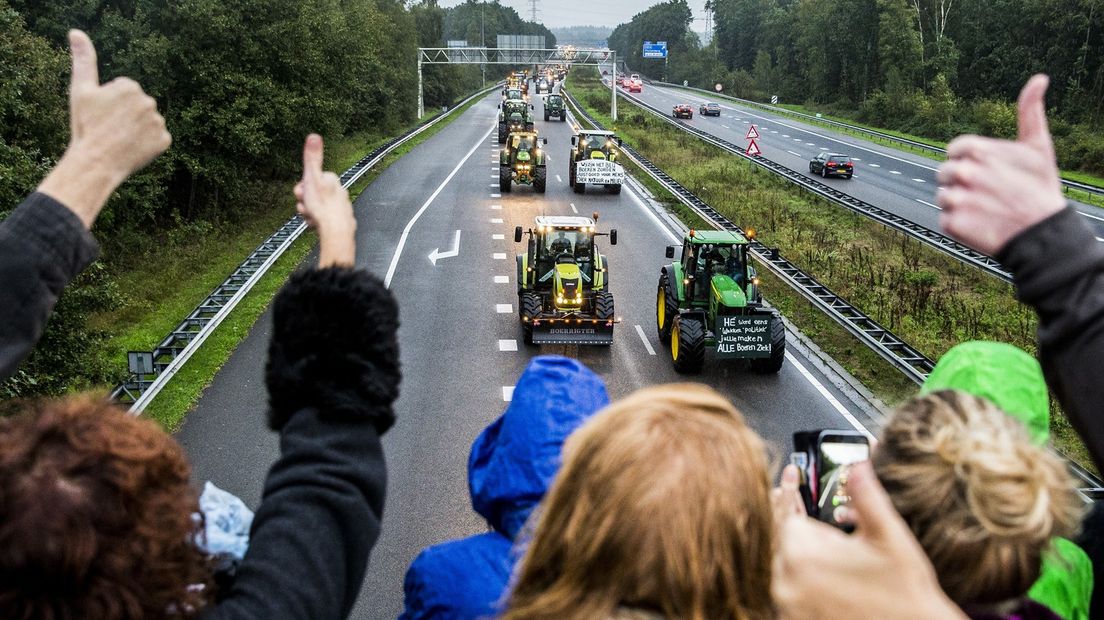 De colonne richting Den Haag wordt gesteund vanaf een viaduct