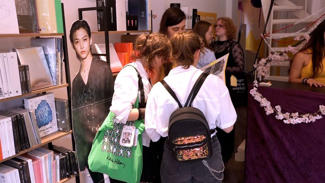 Lange wachtrijen voor de eerste K-Popwinkel van Nederland