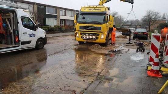 Auto in sinkhole nadat waterleiding springt