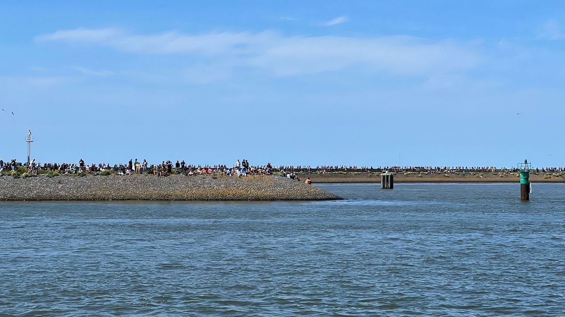 Mensen wachten op de Sail Out van de tallships uit Harlingen