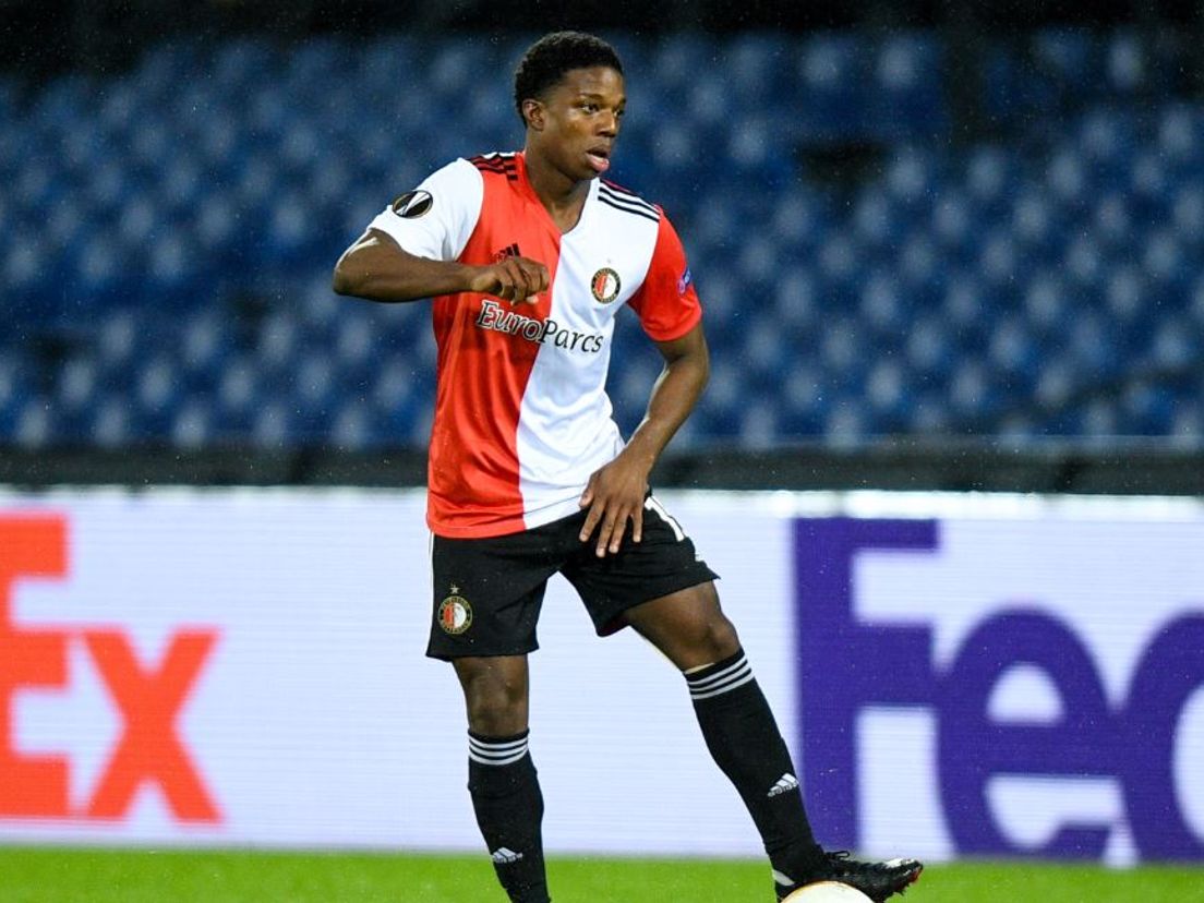 Tyrell Malacia in actie tijdens het Europa Leagueduel Feyenoord-Dinamo Zagreb (Bron: VK Sportphoto - Yannick Verhoeven)