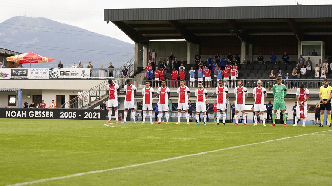 Ajax speelt tegen Leipzig met rouwband en houdt één minuut stilte voor de wedstrijd.