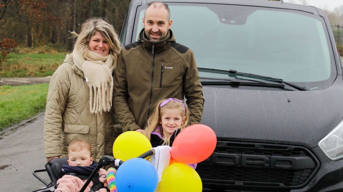 Familie Marsman blij met speciale rolstoelbus voor Evi