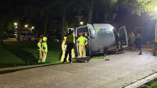 Taxibus dreigt te kantelen, brandweer grijpt in