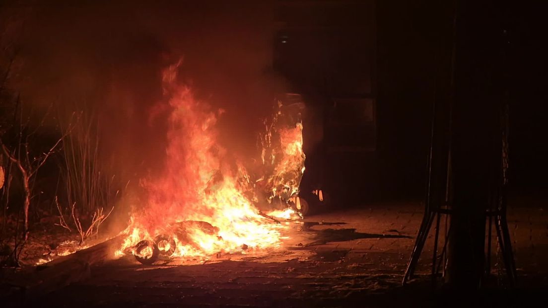 Containers op Asser schoolplein vliegen in brand