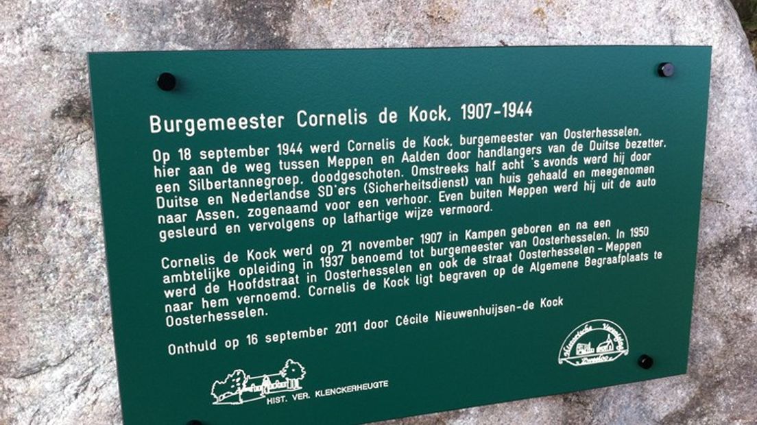 Plaquette in Oosterhesselen ter nagedachtenis aan burgemeester Cornelis de Kock (Rechten: RTV Drenthe)