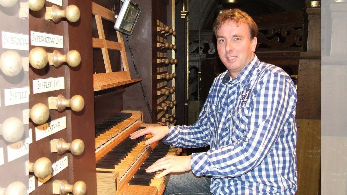 Organist Peter Kuijt op het orgel van de Pieterskerk in Leiden