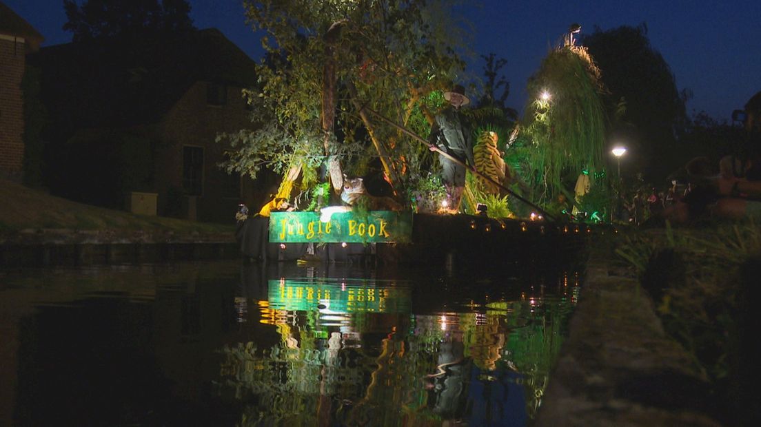 Na zonsondergang zijn de gondels feestelijk verlicht