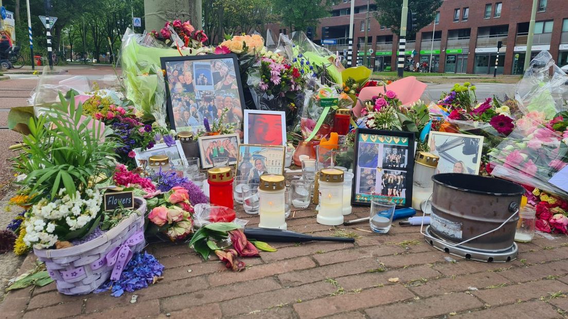 Op de plek van het ongeluk zijn bloemen neergelegd