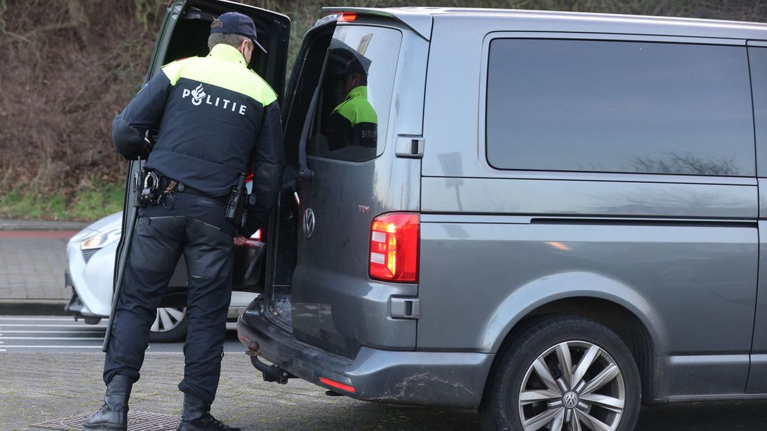 Politie controleert auto's bij Duindorp