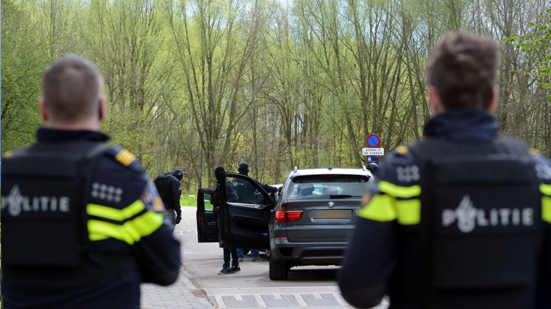 Leden van een arrestatieteam speuren naar de verdachte in IJsselstein.