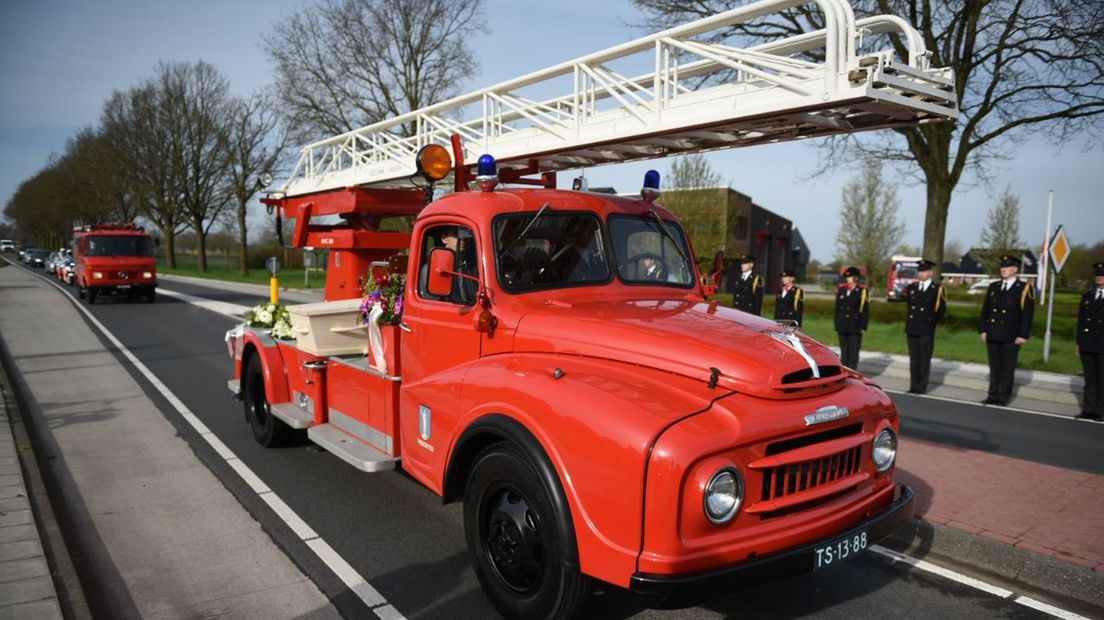Een klassieke brandweerauto vervoert de kist van Pieter Smit