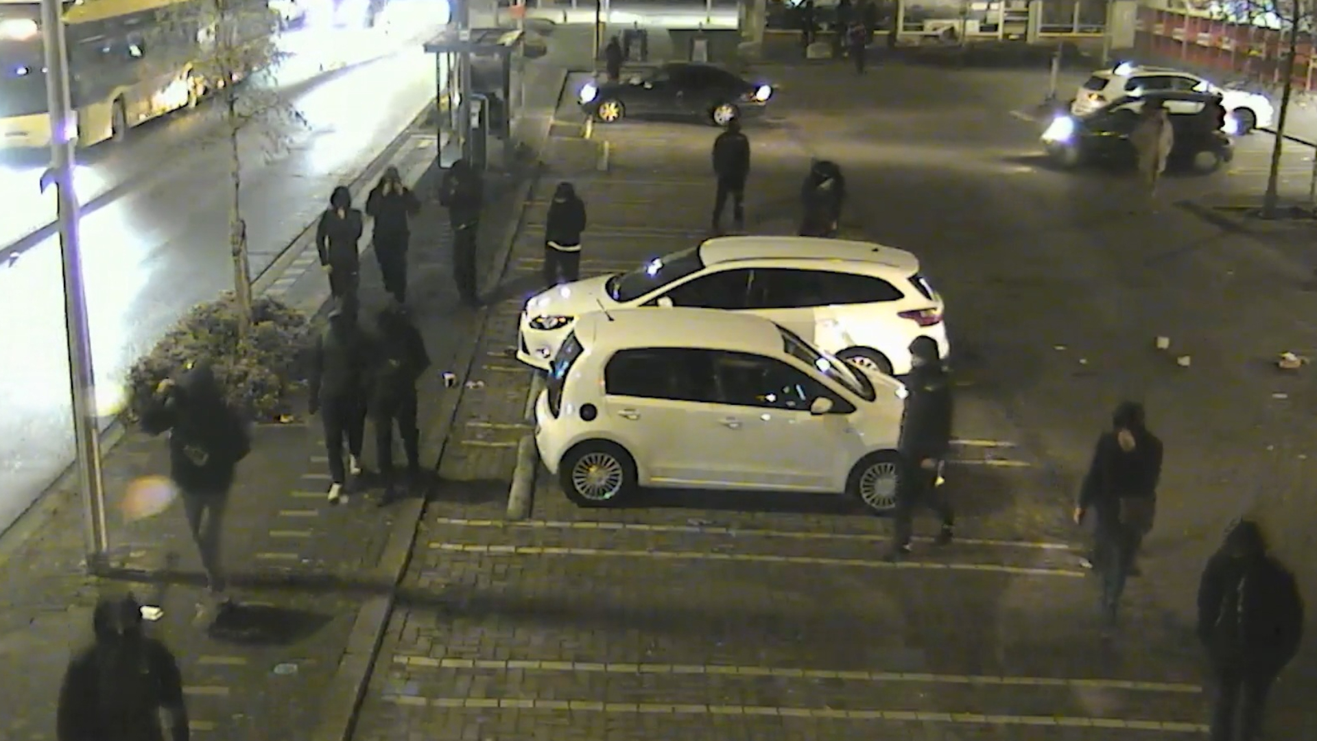 Politie geeft beelden vrij van rellende jongeren tijdens jaarwisseling