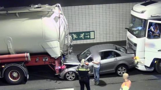 Tunnel dicht en auto op zn kop: lange files door ongelukken in avondspits. Tunnel dicht en auto op zn kop: lange files door ongelukken in avondspits.