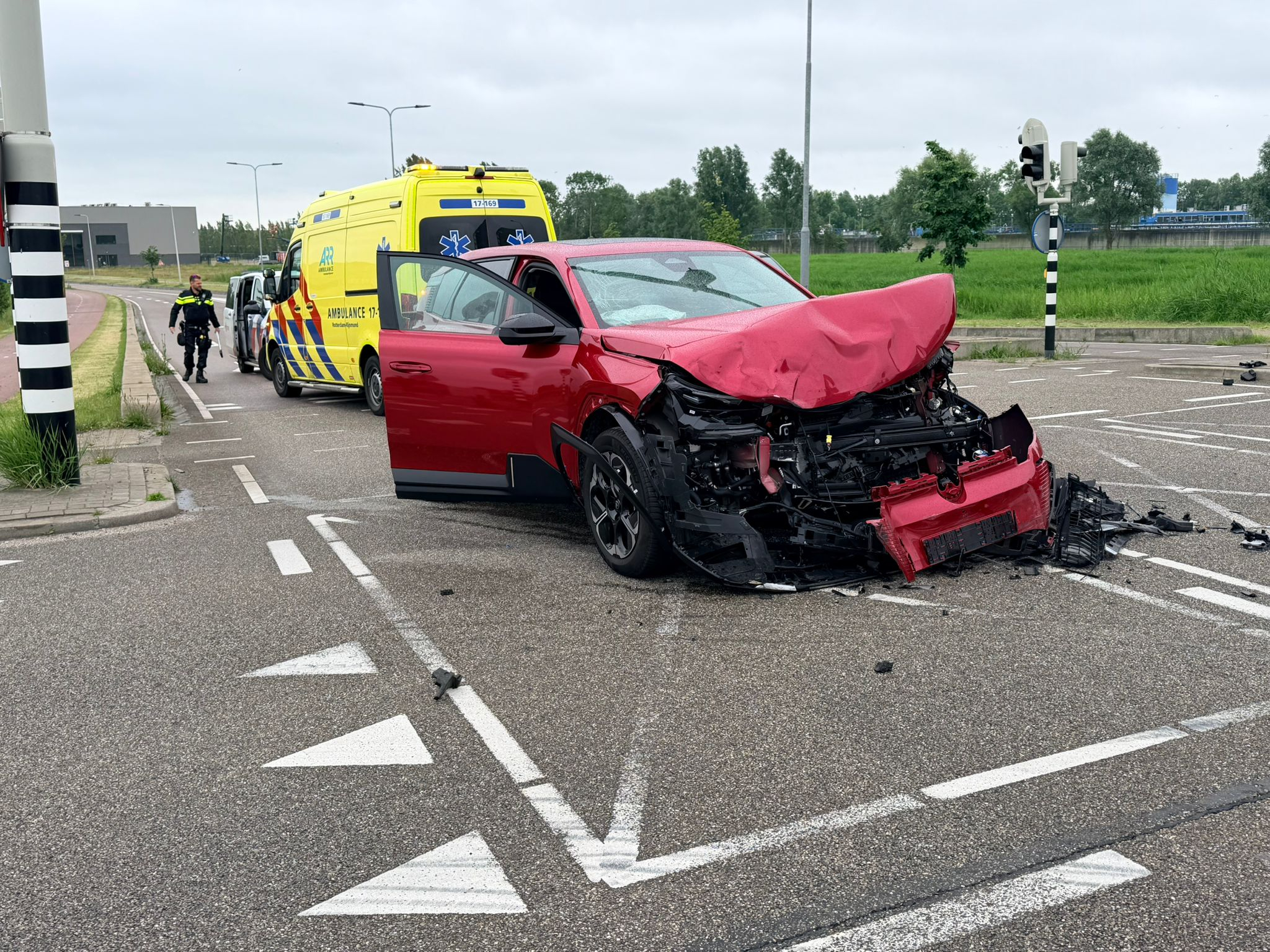 Van de voorkant van de auto is weinig over.