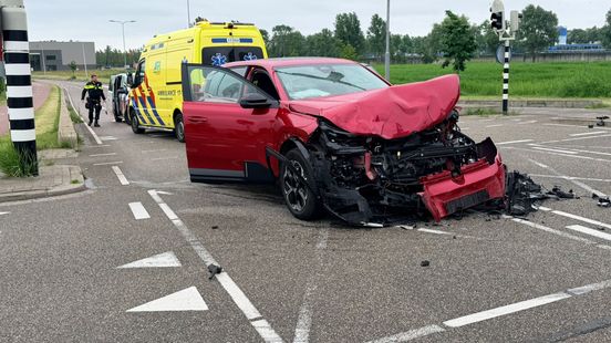 Auto verbrijzeld na aanrijding met lijnbus. Auto verbrijzeld na aanrijding met lijnbus.