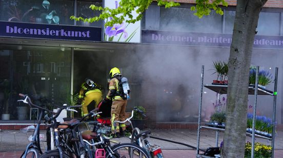 Grote brand in kelder van bloemenwinkel, twee personen naar ziekenhuis wegens rookvergiftiging