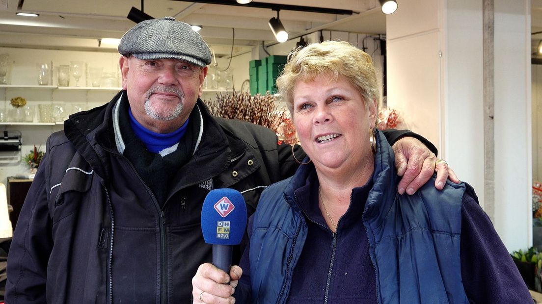 Bert en Nel Kames in hun bloemenkraam op de Haagse Markt