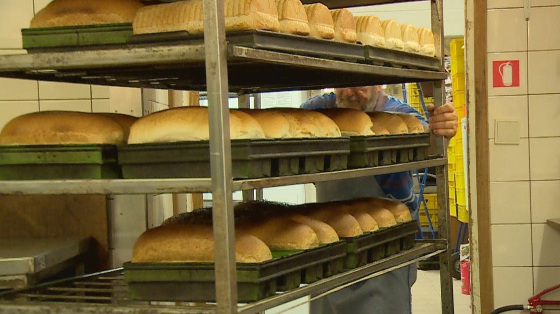 Jan Goethals aan het werk in de bakkerij.