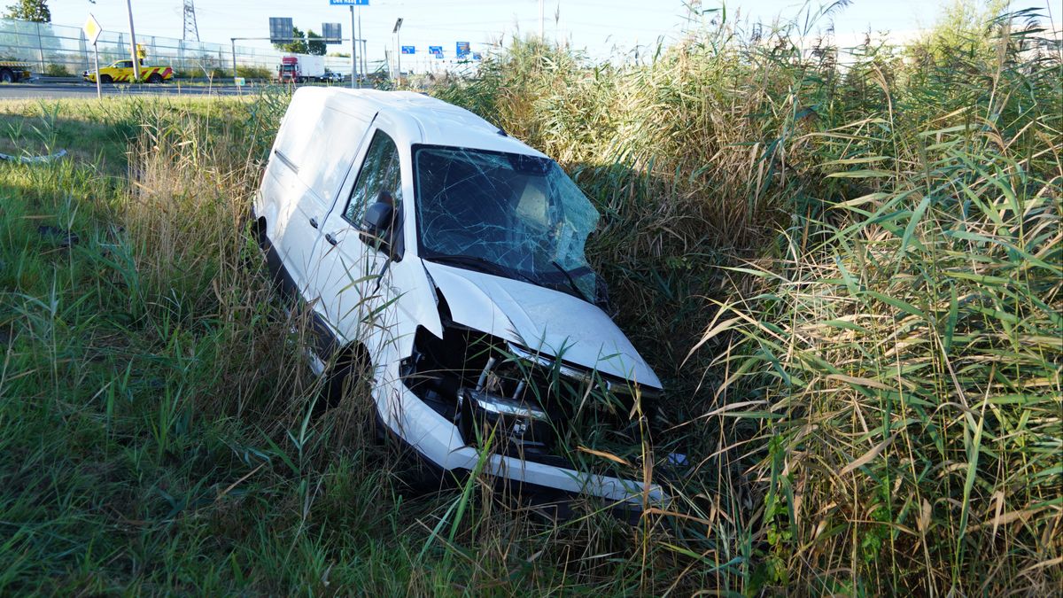 Twee auto's total loss bij zwaar ongeluk, traumahelikopter landt voor slachtoffers