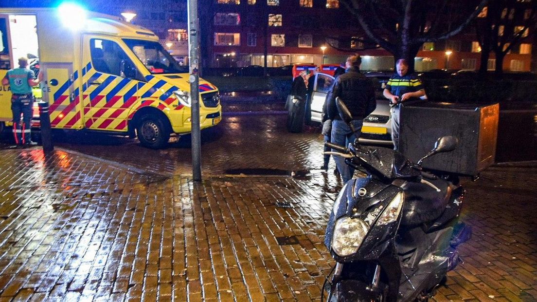 Hulpdiensten nemen poolshoogte op het Linnaeusplein na een botsing.