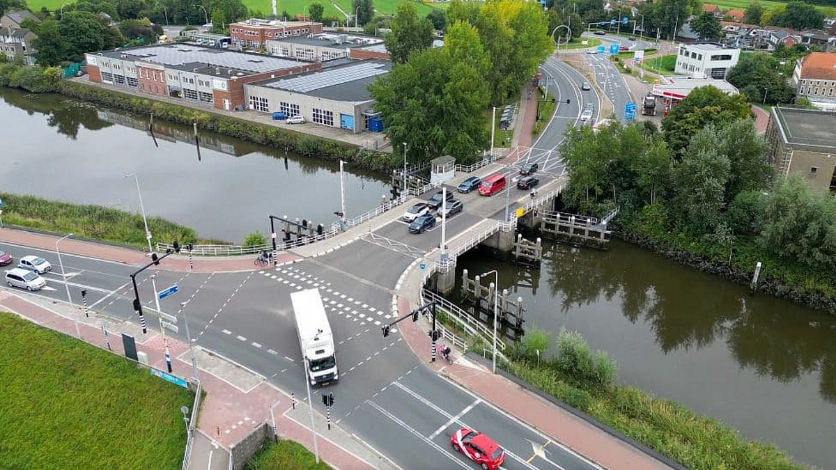 Na maandenlang omrijden is 70 jaar oude brug weer open: 'Het was hartstikke druk'