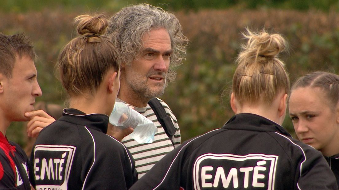 Kees-Jan Oppe coacht zijn team naar een remise tegen Rohda