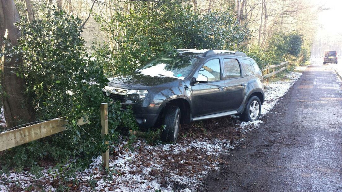 Auto glijdt van de weg